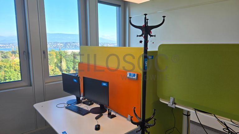 Ensemble de bureaux modernes avec écrans Lenovo