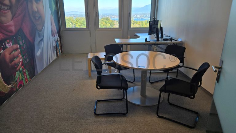 Bureau d’angle Trosellie avec table ronde et chaises Girsberger