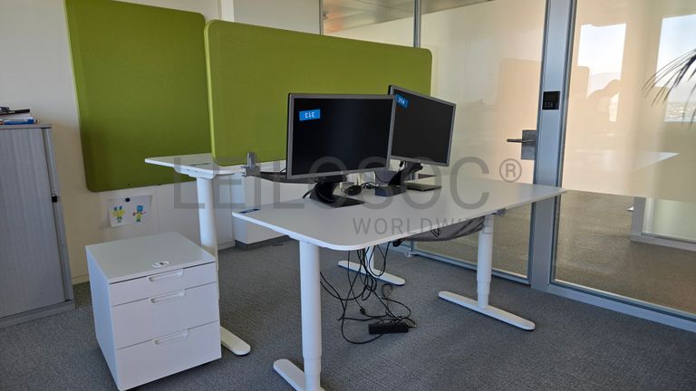 Open space ergonomique avec bureaux réglables et écrans HP & Lenovo