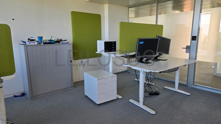 Open space ergonomique avec bureaux réglables et écrans HP & Lenovo