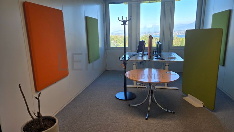 Bureau double avec écrans HP et panneaux acoustiques