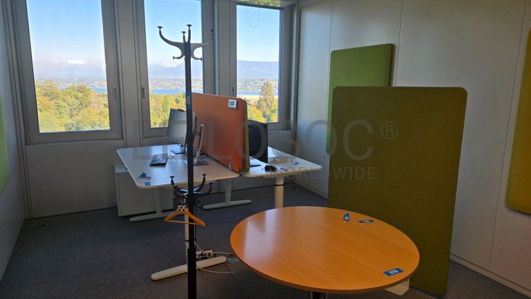 Bureau double avec écrans HP et panneaux acoustiques