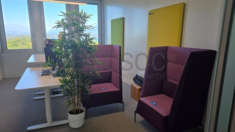 Espace de travail coloré avec bureaux réglables et écrans Lenovo