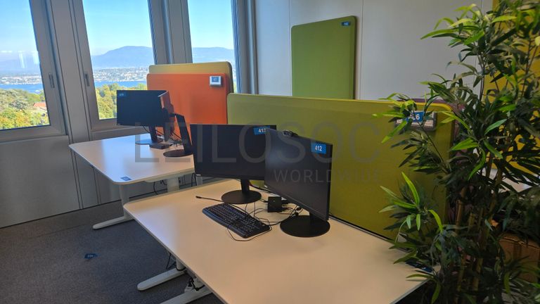 Espace de travail coloré avec bureaux réglables et écrans Lenovo