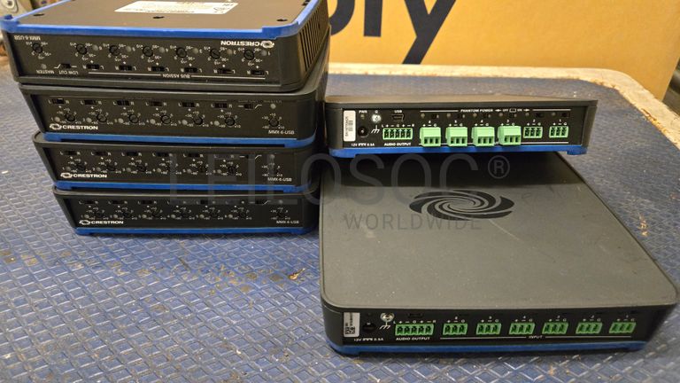 Système Crestron UC avec supports et mixeurs USB