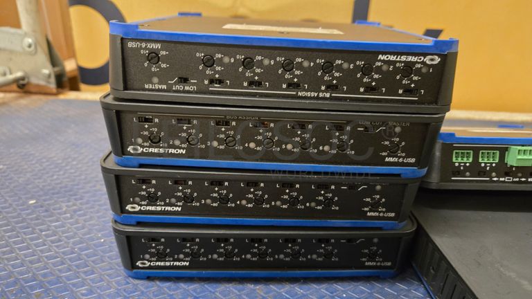 Système Crestron UC avec supports et mixeurs USB