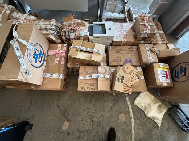 Equipamentos informáticos, artigos de tecnologia e economato