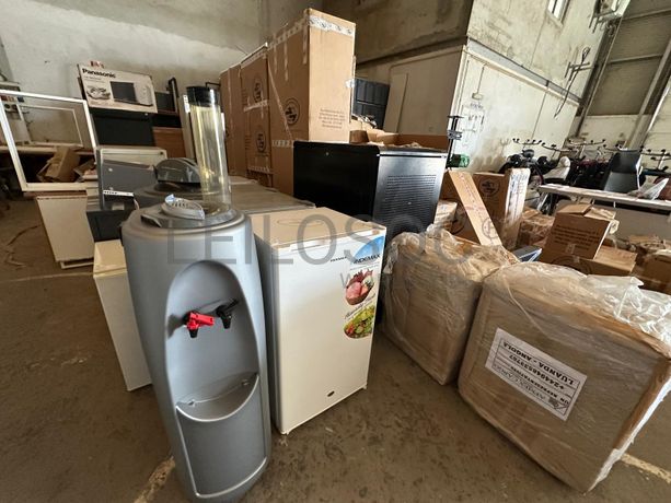 Equipamentos informáticos, artigos de tecnologia e economato