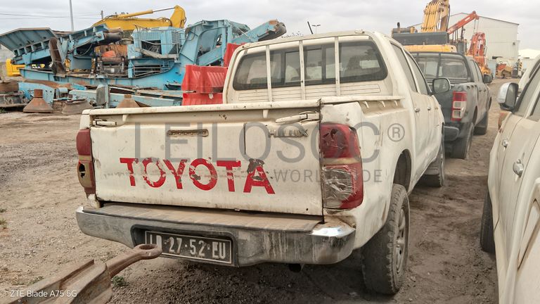 6 TOYOTA HILUX