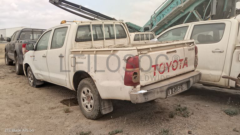 6 TOYOTA HILUX