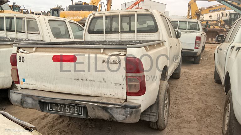 6 TOYOTA HILUX