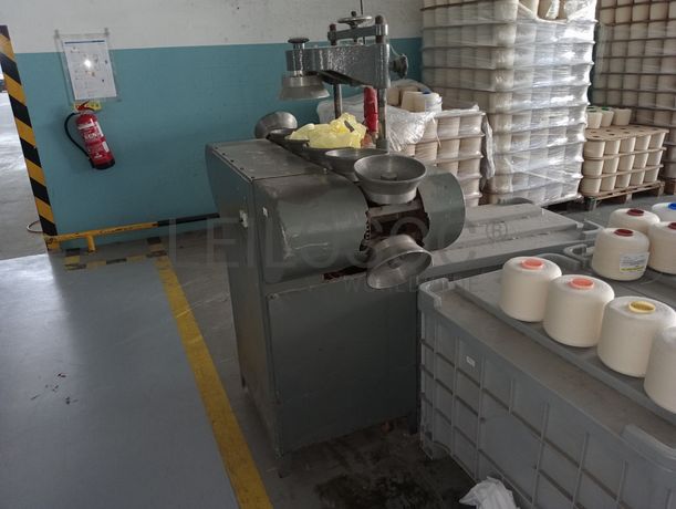 Máquina de comprimir cones