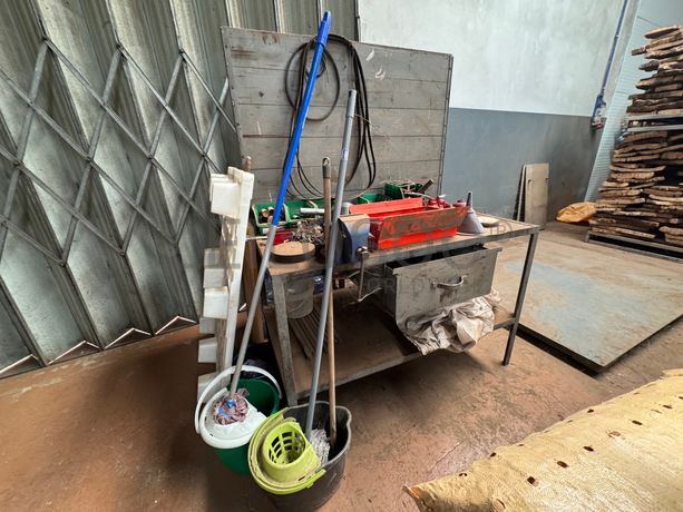 Banca e Mesa com Torno · Carrinhos de transporte