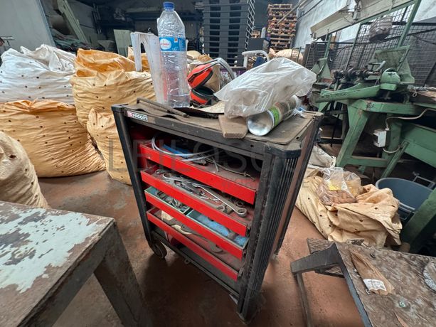 Banca e Mesa com Torno · Carrinhos de transporte