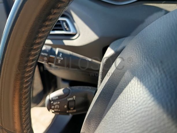 Peugeot 308 · Ano 2015