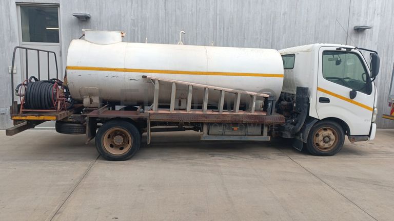 Camião-cisterna Toyota Hino - 2003