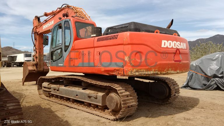 Escavadora de Rastos DOSSAN DX300 LC