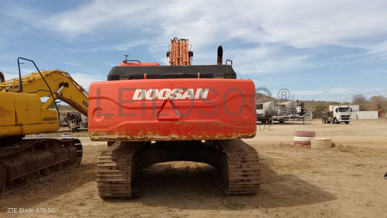 Escavadora de Rastos DOSSAN DX300 LC