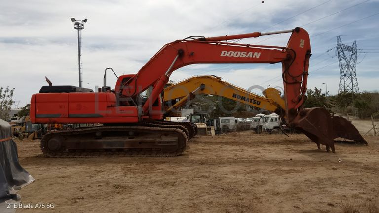 Escavadora de Rastos DOSSAN DX300 LC