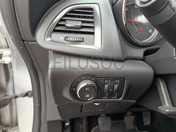 Opel Astra · Ano 2011