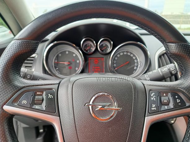 Opel Astra · Ano 2011