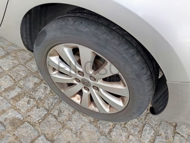 Opel Astra · Ano 2011