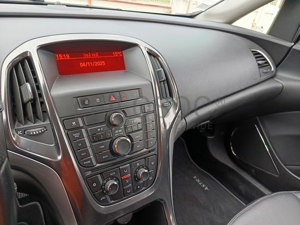 Opel Astra · Ano 2011