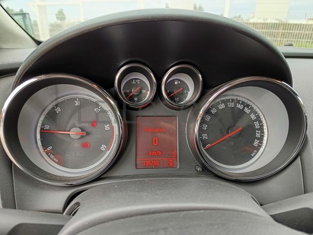 Opel Astra · Ano 2011