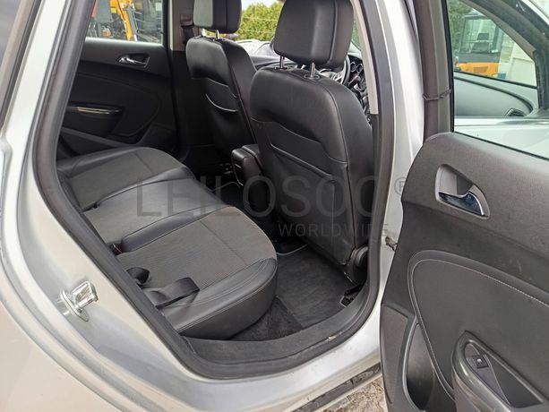 Opel Astra · Ano 2011