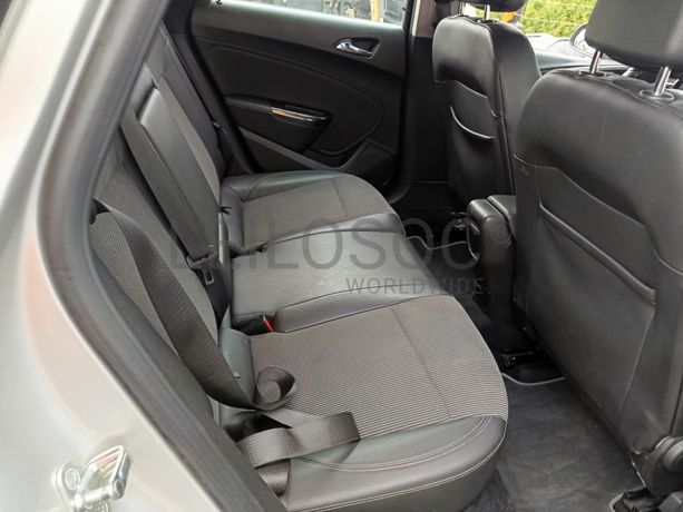 Opel Astra · Ano 2011