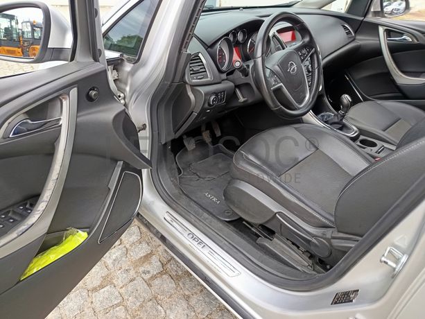 Opel Astra · Ano 2011