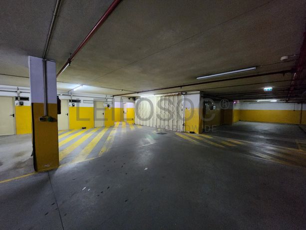 Garagem com Arrumos · Boavista, Porto