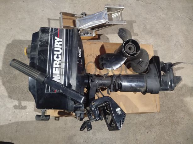 1 - Motor de barco marca Mercury