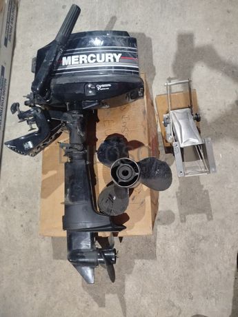 1 - Motor de barco marca Mercury