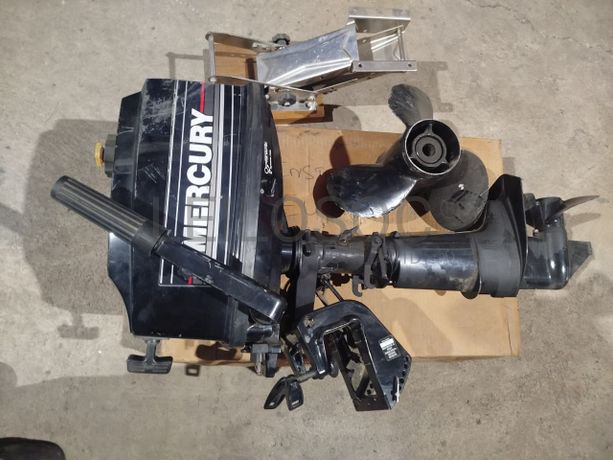 1 - Motor de barco marca Mercury