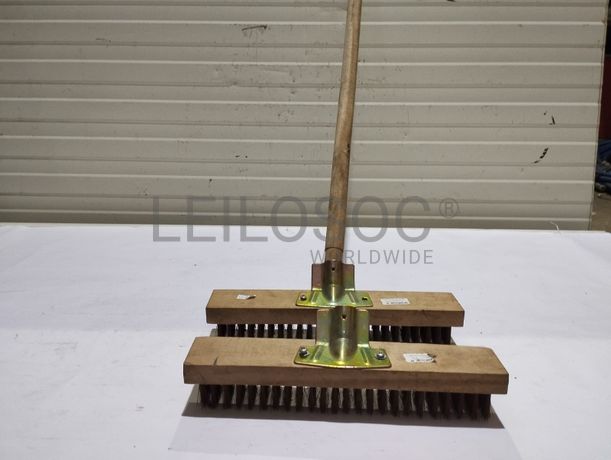 10 - Vassoura de Estrada em aço com cabo