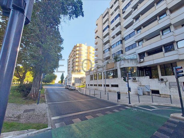 Direito à Raiz de Apartamento T6 · Areeiro, Lisboa