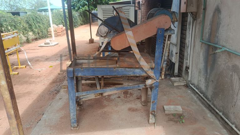 Uma máquina para cortar blocos