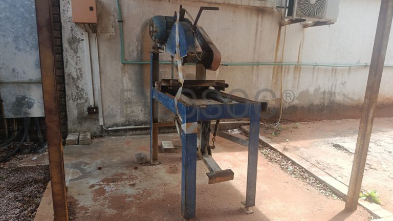 Uma máquina para cortar blocos