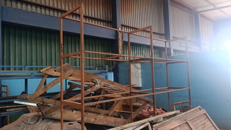 Duas estruturas metálicas