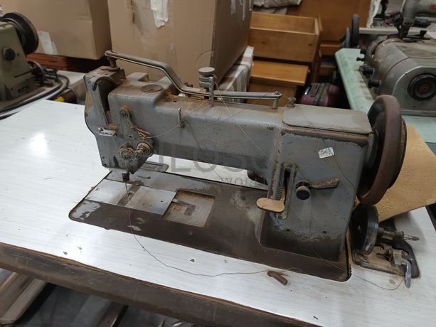 Máquina de Costura Adler