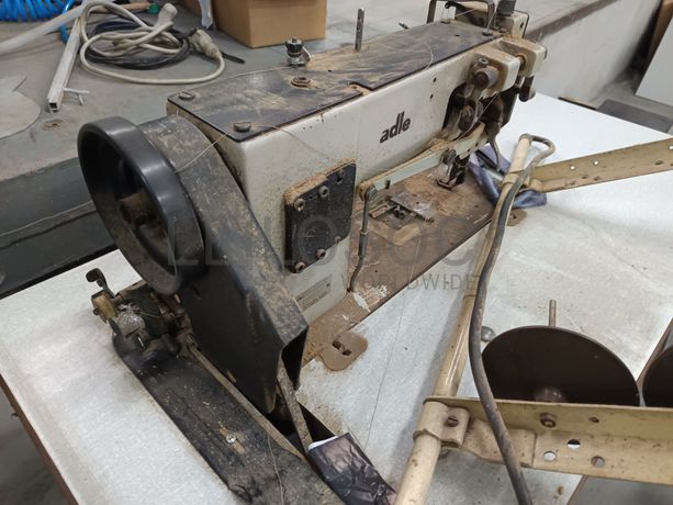 Máquina de Costura Adler