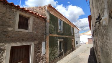 Moradia V6 (Para Recuperação) com Terreno · Vila Velha de Ródão