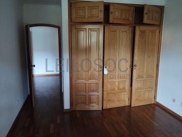 Apartamento T2 em Condomínio · Estoril