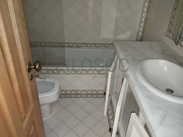 Apartamento T2 em Condomínio · Estoril