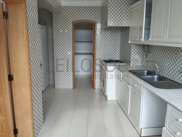 Apartamento T2 em Condomínio · Estoril