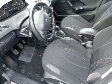 Peugeot 208 · Ano 2012